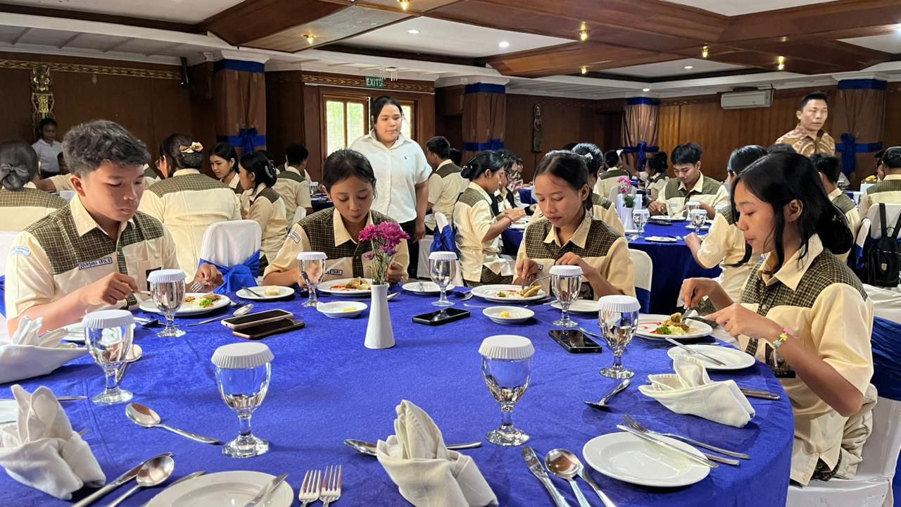 Meningkatkan Etika dan Profesionalisme Siswa melalui Kegiatan Table Manner Kelas X SMK Pariwisata Dalung di Inna Sindhu Hotel 2026